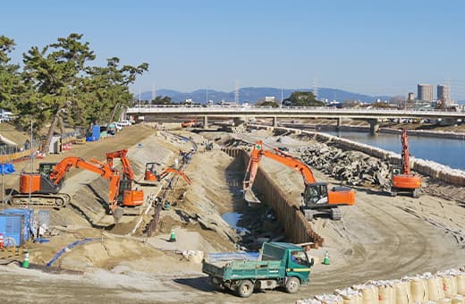 台風・地震対策のための河川改修工事